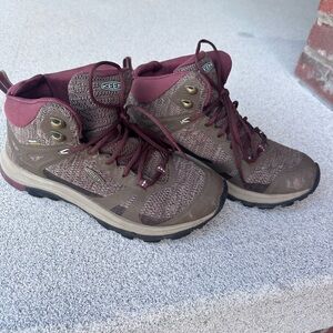KEEN Women's Hiking Boots - Brown and Burgundy